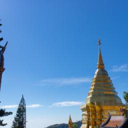 Doi Suthep-Pui National Park erstrahlt in vollem Glanz: Aufgenommen mit einem Weitwinkelobjektiv direkt vor dieser atemberaubenden Sehenswürdigkeit in Thailand