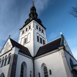 Domkirche Tallinn erstrahlt in vollem Glanz: Aufgenommen mit einem Weitwinkelobjektiv direkt vor dieser atemberaubenden Sehenswürdigkeit in Estland