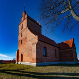 Den Tilsandede Kirke erstrahlt in vollem Glanz: Aufgenommen mit einem Weitwinkelobjektiv direkt vor dieser atemberaubenden Sehenswürdigkeit in Skagen