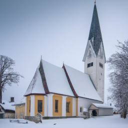 Dubulti Lutheran Church erstrahlt in vollem Glanz: Aufgenommen mit einem Weitwinkelobjektiv direkt vor dieser atemberaubenden Sehenswürdigkeit in Jurmala