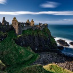 Dunluce Castle erstrahlt in vollem Glanz: Aufgenommen mit einem Weitwinkelobjektiv direkt vor dieser atemberaubenden Sehenswürdigkeit in Nordirland