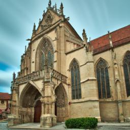 Eglise Saint Pierre erstrahlt in vollem Glanz: Aufgenommen mit einem Weitwinkelobjektiv direkt vor dieser atemberaubenden Sehenswürdigkeit in Avignon