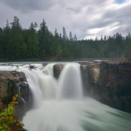 Elk Falls Provincial Park erstrahlt in vollem Glanz: Aufgenommen mit einem Weitwinkelobjektiv direkt vor dieser atemberaubenden Sehenswürdigkeit in Campbell River