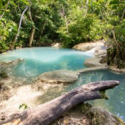 Erawan National Park erstrahlt in vollem Glanz: Aufgenommen mit einem Weitwinkelobjektiv direkt vor dieser atemberaubenden Sehenswürdigkeit in Thailand