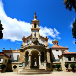 Ermita de Monserrate erstrahlt in vollem Glanz: Aufgenommen mit einem Weitwinkelobjektiv direkt vor dieser atemberaubenden Sehenswürdigkeit in Matanzas