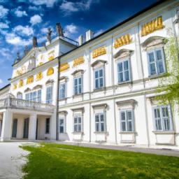 Esterházy Palace erstrahlt in vollem Glanz: Aufgenommen mit einem Weitwinkelobjektiv direkt vor dieser atemberaubenden Sehenswürdigkeit in Sopron