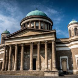 Esztergom Basilika erstrahlt in vollem Glanz: Aufgenommen mit einem Weitwinkelobjektiv direkt vor dieser atemberaubenden Sehenswürdigkeit in Ungarn