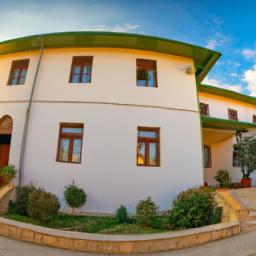 Ethnographic Museum, Vlora erstrahlt in vollem Glanz: Aufgenommen mit einem Weitwinkelobjektiv direkt vor dieser atemberaubenden Sehenswürdigkeit in Vlora