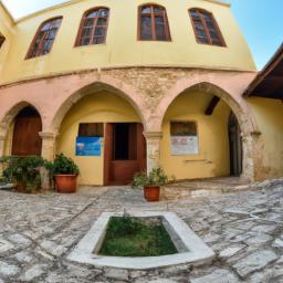 Folk Art Museum Nikosia erstrahlt in vollem Glanz: Aufgenommen mit einem Weitwinkelobjektiv direkt vor dieser atemberaubenden Sehenswürdigkeit in Nikosia