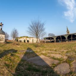 Former E. Rācene's Swimming Centre erstrahlt in vollem Glanz: Aufgenommen mit einem Weitwinkelobjektiv direkt vor dieser atemberaubenden Sehenswürdigkeit in Jurmala