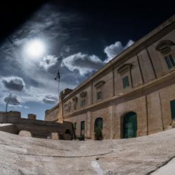 Fort St. Elmo - National War Museum erstrahlt in vollem Glanz: Aufgenommen mit einem Weitwinkelobjektiv direkt vor dieser atemberaubenden Sehenswürdigkeit in Valetta