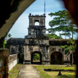 Fortaleza de San Fernando de Omoa erstrahlt in vollem Glanz: Aufgenommen mit einem Weitwinkelobjektiv direkt vor dieser atemberaubenden Sehenswürdigkeit in Honduras