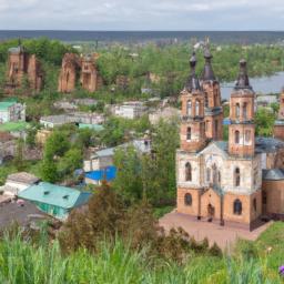 Felsenkirchen von Ivanovo erstrahlt in vollem Glanz: Aufgenommen mit einem Weitwinkelobjektiv direkt vor dieser atemberaubenden Sehenswürdigkeit in Bulgarien