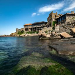 Festung von Sozopol erstrahlt in vollem Glanz: Aufgenommen mit einem Weitwinkelobjektiv direkt vor dieser atemberaubenden Sehenswürdigkeit in Sozopol