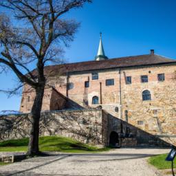 Festung Akershus in Oslo erstrahlt in vollem Glanz: Aufgenommen mit einem Weitwinkelobjektiv direkt vor dieser atemberaubenden Sehenswürdigkeit in Norwegen