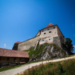 Festung Rasnov erstrahlt in vollem Glanz: Aufgenommen mit einem Weitwinkelobjektiv direkt vor dieser atemberaubenden Sehenswürdigkeit in Rumänien