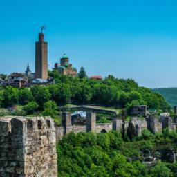 Festung Tsarevets, Veliko Tarnovo erstrahlt in vollem Glanz: Aufgenommen mit einem Weitwinkelobjektiv direkt vor dieser atemberaubenden Sehenswürdigkeit in Bulgarien