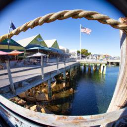 Fisherman's Wharf Monterey erstrahlt in vollem Glanz: Aufgenommen mit einem Weitwinkelobjektiv direkt vor dieser atemberaubenden Sehenswürdigkeit in Monterey