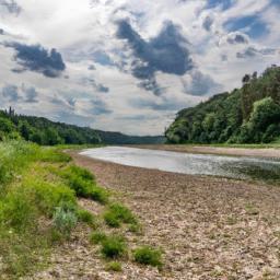 Fluss Our erstrahlt in vollem Glanz: Aufgenommen mit einem Weitwinkelobjektiv direkt vor dieser atemberaubenden Sehenswürdigkeit in Vianden