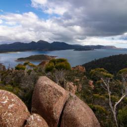 Freycinet National Park erstrahlt in vollem Glanz: Aufgenommen mit einem Weitwinkelobjektiv direkt vor dieser atemberaubenden Sehenswürdigkeit in Australien