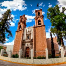 Fuertes de Loreto y Guadalupe erstrahlt in vollem Glanz: Aufgenommen mit einem Weitwinkelobjektiv direkt vor dieser atemberaubenden Sehenswürdigkeit in Puebla