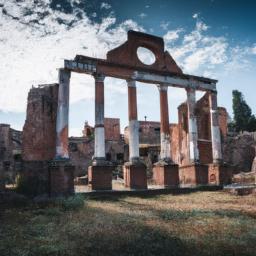 Ruins of Loropeni erstrahlt in vollem Glanz: Aufgenommen mit einem Weitwinkelobjektiv direkt vor dieser atemberaubenden Sehenswürdigkeit in Burkina Faso