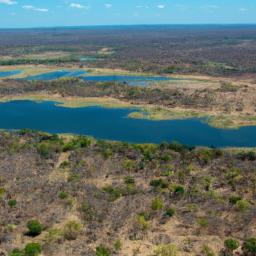 Ruvubu Nationalpark erstrahlt in vollem Glanz: Aufgenommen mit einem Weitwinkelobjektiv direkt vor dieser atemberaubenden Sehenswürdigkeit in Burundi