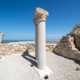 Kourion Archaeological Site erstrahlt in vollem Glanz: Aufgenommen mit einem Weitwinkelobjektiv direkt vor dieser atemberaubenden Sehenswürdigkeit in Limassol