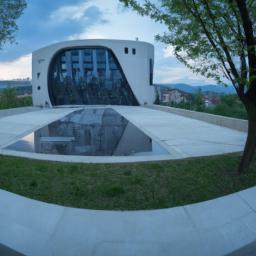 Kosovo Museum erstrahlt in vollem Glanz: Aufgenommen mit einem Weitwinkelobjektiv direkt vor dieser atemberaubenden Sehenswürdigkeit in Kosovo