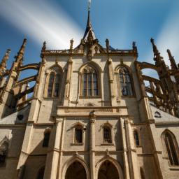 Kathedrale St. Barbara in Kutná Hora erstrahlt in vollem Glanz: Aufgenommen mit einem Weitwinkelobjektiv direkt vor dieser atemberaubenden Sehenswürdigkeit in Tschechien