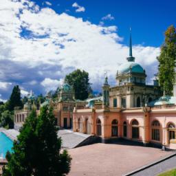 Kaiserbad erstrahlt in vollem Glanz: Aufgenommen mit einem Weitwinkelobjektiv direkt vor dieser atemberaubenden Sehenswürdigkeit in Karlsbad