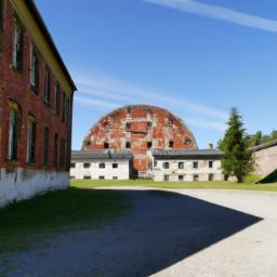 Kakola Prison Hill erstrahlt in vollem Glanz: Aufgenommen mit einem Weitwinkelobjektiv direkt vor dieser atemberaubenden Sehenswürdigkeit in Turku