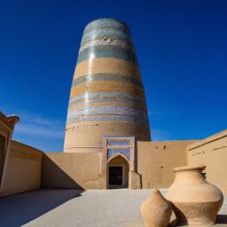 Kalta Minor Minarett, Khiva erstrahlt in vollem Glanz: Aufgenommen mit einem Weitwinkelobjektiv direkt vor dieser atemberaubenden Sehenswürdigkeit in Usbekistan