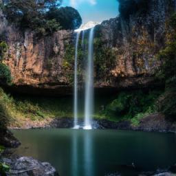 Kepirohi Waterfall erstrahlt in vollem Glanz: Aufgenommen mit einem Weitwinkelobjektiv direkt vor dieser atemberaubenden Sehenswürdigkeit in Mikronesien