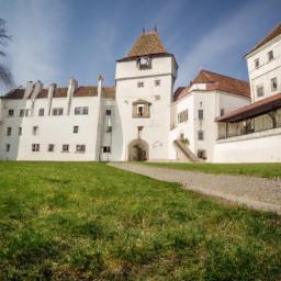 Kežmarok Castle erstrahlt in vollem Glanz: Aufgenommen mit einem Weitwinkelobjektiv direkt vor dieser atemberaubenden Sehenswürdigkeit in Poprad