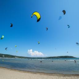 Kitesurfing Ulcinj erstrahlt in vollem Glanz: Aufgenommen mit einem Weitwinkelobjektiv direkt vor dieser atemberaubenden Sehenswürdigkeit in Ulcinj