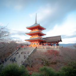 Kiyomizu-dera Tempel, Kyoto erstrahlt in vollem Glanz: Aufgenommen mit einem Weitwinkelobjektiv direkt vor dieser atemberaubenden Sehenswürdigkeit in Japan