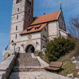 Kirche des Heiligen Nikolaus erstrahlt in vollem Glanz: Aufgenommen mit einem Weitwinkelobjektiv direkt vor dieser atemberaubenden Sehenswürdigkeit in Kotor