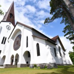 Kirche von Balibo erstrahlt in vollem Glanz: Aufgenommen mit einem Weitwinkelobjektiv direkt vor dieser atemberaubenden Sehenswürdigkeit in Osttimor