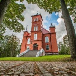 Kirche von Sigulda erstrahlt in vollem Glanz: Aufgenommen mit einem Weitwinkelobjektiv direkt vor dieser atemberaubenden Sehenswürdigkeit in Sigulda