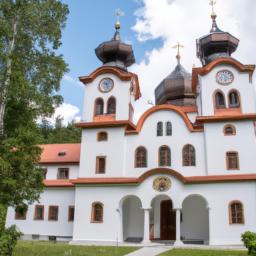 Kloster Putna erstrahlt in vollem Glanz: Aufgenommen mit einem Weitwinkelobjektiv direkt vor dieser atemberaubenden Sehenswürdigkeit in Rumänien