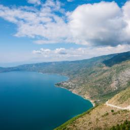 Kuzum Baba Viewpoint, Vlora erstrahlt in vollem Glanz: Aufgenommen mit einem Weitwinkelobjektiv direkt vor dieser atemberaubenden Sehenswürdigkeit in Vlora