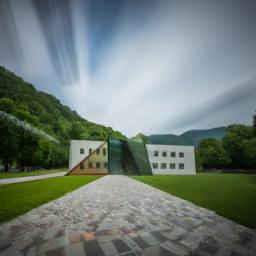 Kunstmuseum Liechtenstein erstrahlt in vollem Glanz: Aufgenommen mit einem Weitwinkelobjektiv direkt vor dieser atemberaubenden Sehenswürdigkeit in Schaan