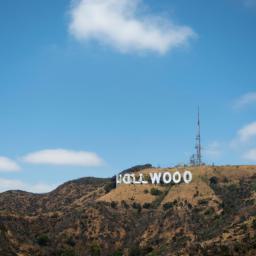 Hollywood Sign erstrahlt in vollem Glanz: Aufgenommen mit einem Weitwinkelobjektiv direkt vor dieser atemberaubenden Sehenswürdigkeit in Westküste