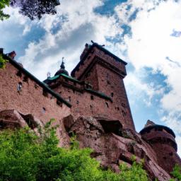 Haut-Koenigsbourg erstrahlt in vollem Glanz: Aufgenommen mit einem Weitwinkelobjektiv direkt vor dieser atemberaubenden Sehenswürdigkeit in Elsass