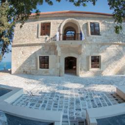 Hadjiigeorgakis Kornesios Mansion erstrahlt in vollem Glanz: Aufgenommen mit einem Weitwinkelobjektiv direkt vor dieser atemberaubenden Sehenswürdigkeit in Nikosia