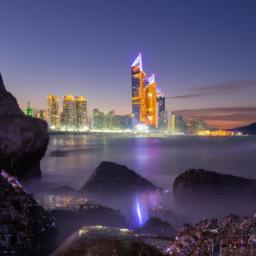 Haeundae Beach, Busan erstrahlt in vollem Glanz: Aufgenommen mit einem Weitwinkelobjektiv direkt vor dieser atemberaubenden Sehenswürdigkeit in Südkorea