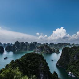 Halong Bucht erstrahlt in vollem Glanz: Aufgenommen mit einem Weitwinkelobjektiv direkt vor dieser atemberaubenden Sehenswürdigkeit in Vietnam