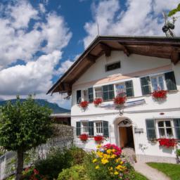 Heimatmuseum St. Gilgen erstrahlt in vollem Glanz: Aufgenommen mit einem Weitwinkelobjektiv direkt vor dieser atemberaubenden Sehenswürdigkeit in Wolfgangsee