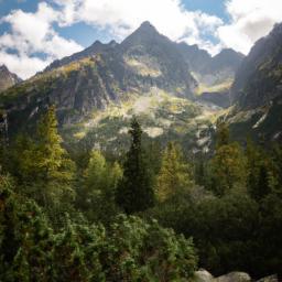 High Tatras National Park erstrahlt in vollem Glanz: Aufgenommen mit einem Weitwinkelobjektiv direkt vor dieser atemberaubenden Sehenswürdigkeit in Poprad